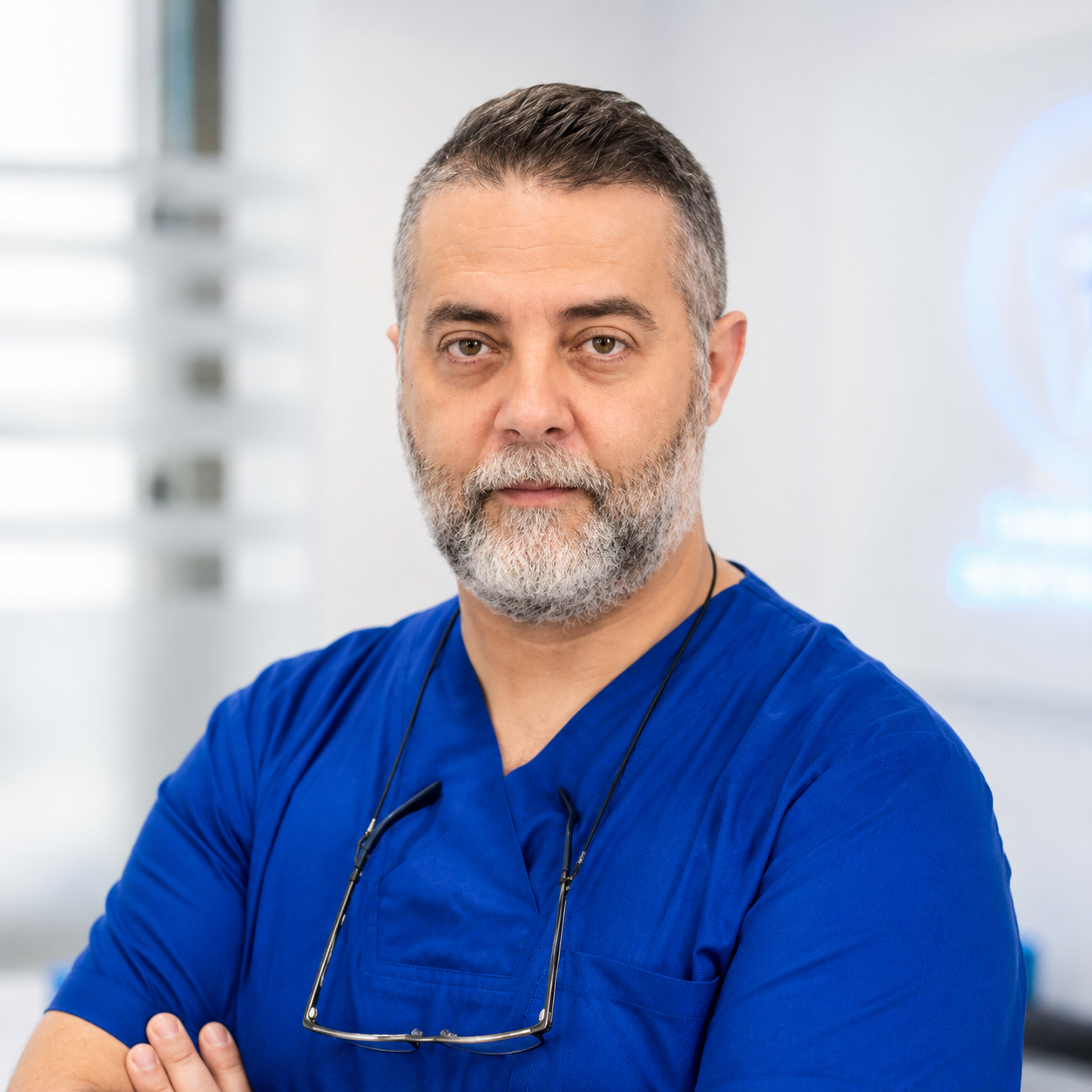 Dott. Oresti Taci, implantologo e direttore medico di Galenus Dental Clinic